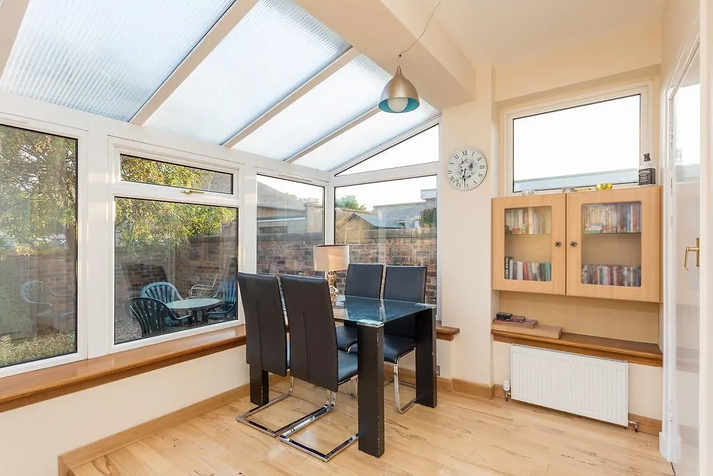 Woodlands Bungalow Edinburgh 0*,